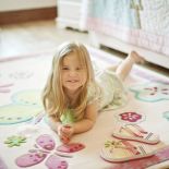 Dywan firmy Designers Guild, pastelowa kolorystyka i fantastyczne wzornictwo. Do kupienia w sklepie KONIK NA