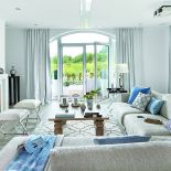 Dywan z marokańskim wzorem, stolik-taca i świeczniki to Mint Grey, a lampa z chromowaną podstawą znaleziona została w Square