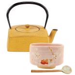 Dzbanek żeliwny i ceramika japońska: czarka matchawan takumi shino, 142 zł łyżeczka hana, 12 zł. nagomi.pl