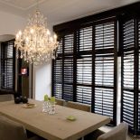 Dzięki brązowym shuttersom wnętrze jest przytulne i bardzo kameralne. Ciemny kolor zabiera trochę światła, ale