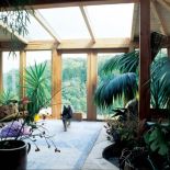 Dzięki częściowo przeszklonemu sufitowi werandy jest tu pełno słońca.