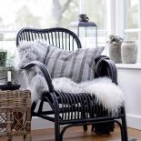 Dzięki dodatkom w postaci przytulnych pledów, poduszek o miękkich, puszystych fakturach czy futerkowym dywanikom nadamy