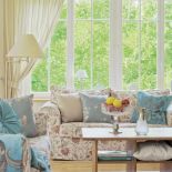 Dzięki jasnym oknom w salonie jest więcej światła.