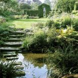 Dzięki kamiennym schodkom przez strumień przejdziemy suchą nogą. Fot. Simon McBride/REDCOVER
