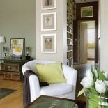 Dzięki kolorom i obrazom powstało wnętrze tak przytulne, że nawet beton nie wygląda surowo.