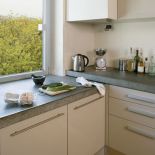 Dzięki kolorom i obrazom powstało wnętrze tak przytulne, że nawet beton nie wygląda surowo.