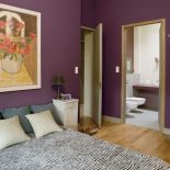 Dzięki kolorom i obrazom powstało wnętrze tak przytulne, że nawet beton nie wygląda surowo.