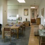 Dzięki kolorom i obrazom powstało wnętrze tak przytulne, że nawet beton nie wygląda surowo.