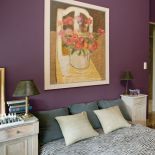 Dzięki kolorom i obrazom powstało wnętrze tak przytulne, że nawet beton nie wygląda surowo.