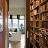 Dzięki kolorom i obrazom powstało wnętrze tak przytulne, że nawet beton nie wygląda surowo.