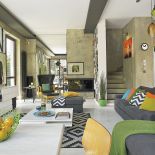 Dzięki lustrom i oknom do ziemi parter domu wygląda, jakby był dwa razy większy niż w rzeczywistości (ma tylko 50 m).