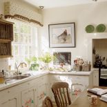 Dzięki malowanym koszom jablek prowansalaka kuchnia nabrała polskiego klimatu.