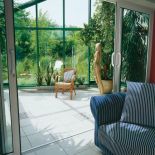 Dzięki oranżerii można poczuć się jak w ogrodzie niezależnie od pogody.