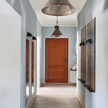 Dzięki temu, że został pomalowany na ciemniejszy kolor, reszta mieszkania wydaje się większa.