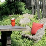 dzięki zamiłowaniu do zbierania porzuconych przez morenę pamiątek powstał tron, czyli kamienny fotel w ogrodzie,