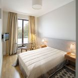 Dzięki zasłonom od Sahco w pokoju jest złocisty odcień.