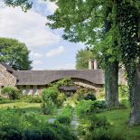 Dzięki zieleni wydaje się, że dom stał tu zawsze.