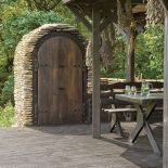 Dziełem projektantów są też taras, brama, mostki, altana, lampy i kurnik.