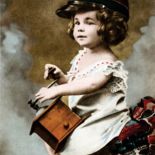 Dziewczynka miele kawę w młynku. Pocztówka miała wspierać żołnierzy na froncie, 1915 r., fot. FORUM