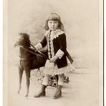 Dziewczynka w kostiumie małej księżniczki