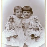 Dziewczynki najczęściej fotografowano z lalkami.