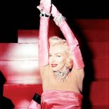 Dziewczyny kochają brylanty i... różowe rękawiczki. Marilyn Monroe jako Lorelei w filmie ?Mężczyźni wolą