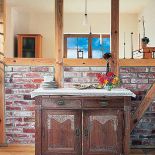 Dziewiętnastowieczne kredensy i szafki w kuchni – po tym, jak wygoniono z nich kołatki i trochę tylko odnowiono, by