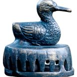 Dzwonek kąpielowy dla dziecka z tarką do szorowania pięt, XX w., Indie. Dzwonek z kolekcji Lecha Pileckiego