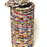 Eco-kosz trwały i praktyczny. Starannie wypleciony z recyclingowego materiału ? makulatury. Projektant: MakkireQu - Magdalena