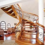 Efektowne wejście dzięki schodom z kutą balustradą. Ten wzór nazywa się Roo1 i kosztuje 1080 zł za mkw. PRO-LINE ROBERT MĘSKI