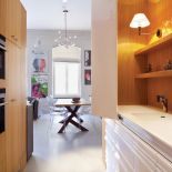 Efektowny stół to dzieło pana Dzidka, kierownika stolarni na wrocławskiej ASP.