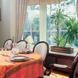 Egzotyczna tkanina zdobi stół w jadalni.