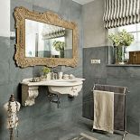 Egzotyczny akcent - lustro w ramie ze sklepu w Wiązownie.