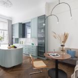 kuchnia z wyspą w kolorze miętowym