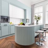 miętowa kuchnia w mieszkaniu w kamienicy