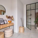 przytulny przedpokój w naturalnych kolorach