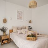 przytulna sypialnia w naturalnych kolorach