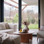 przytulny salon w naturalnych kolorach