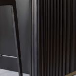 wyspa kuchenna z ciemnego ryflowanego drewna