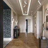 elegancki przedpokój ze sztukaterią na ścianach i tapetami