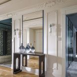 elegancki przedpokój ze sztukaterią na ścianach i suficie