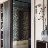 elegancki przedpokój ze sztukaterią i tapetami