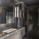 łazienka z ciemną zabudową i nastrojowym oświetleniem