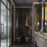 nowoczesny pokój kąpielowy z ciemną zabudową i nastrojowym oświetleniem