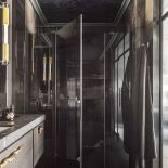 łazienka z ciemną zabudową i nastrojowym oświetleniem