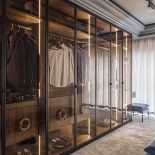 garderoba z przeszklonymi frontami i oświetleniem LED