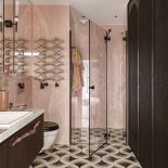 różowe onyksowe płytki w łazience