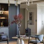 elegancki salon z turkusową ścianą ozdobioną sztukaterią