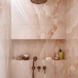 różowy onyks w łazience