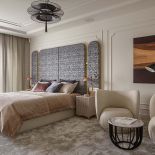 sypialnia w beżach i szarościach z dużym łóżkiem z tapicerowanym wezgłowiem